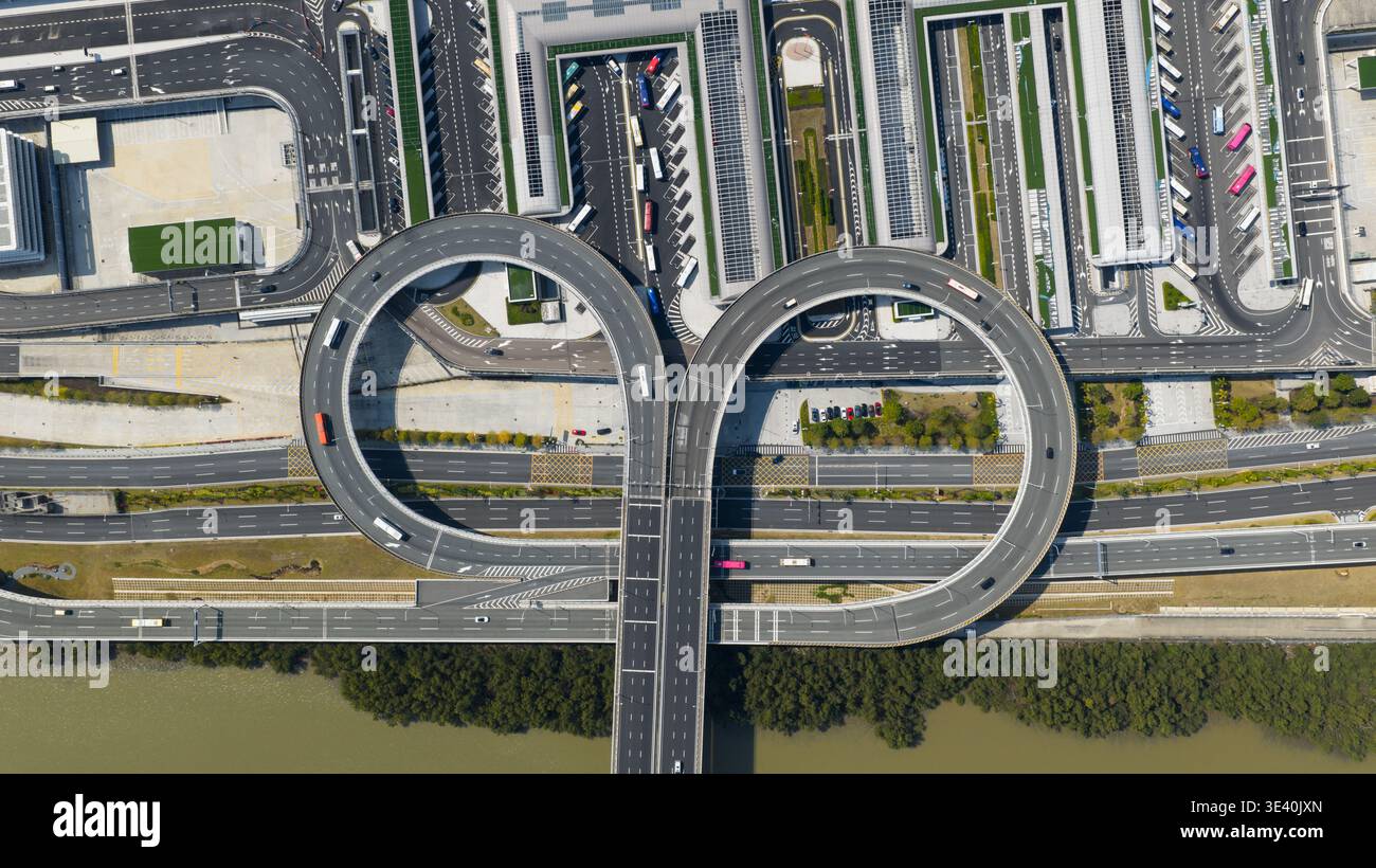 Vue aérienne de l'échangeur routier en boucle complexe près de l'aéroport international de Shenzhen Bao'an, Shenzhen, Chine. Banque D'Images