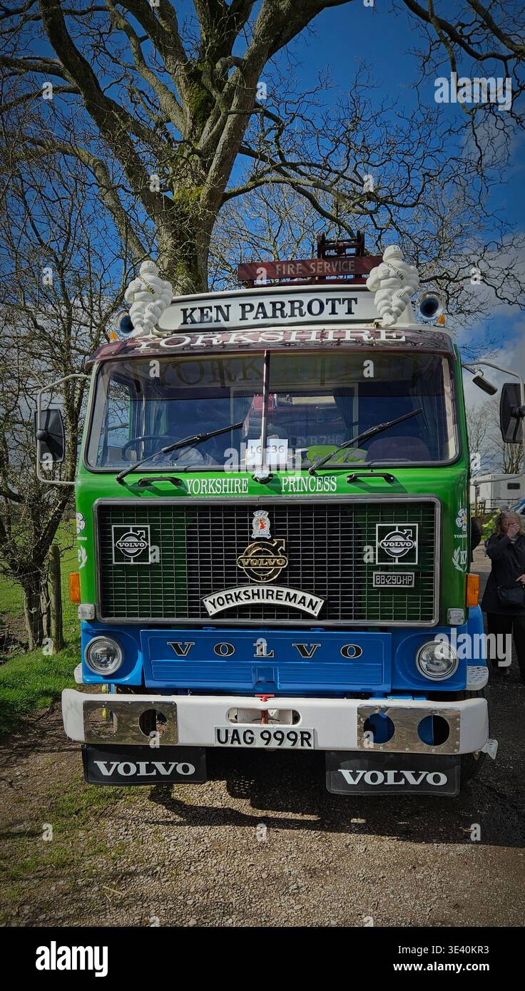Tracteur Volvo F88 UAG 999R 1977 au salon des véhicules utilitaires à Kirkby Stephen - Image de stock capturée avec un smartphone