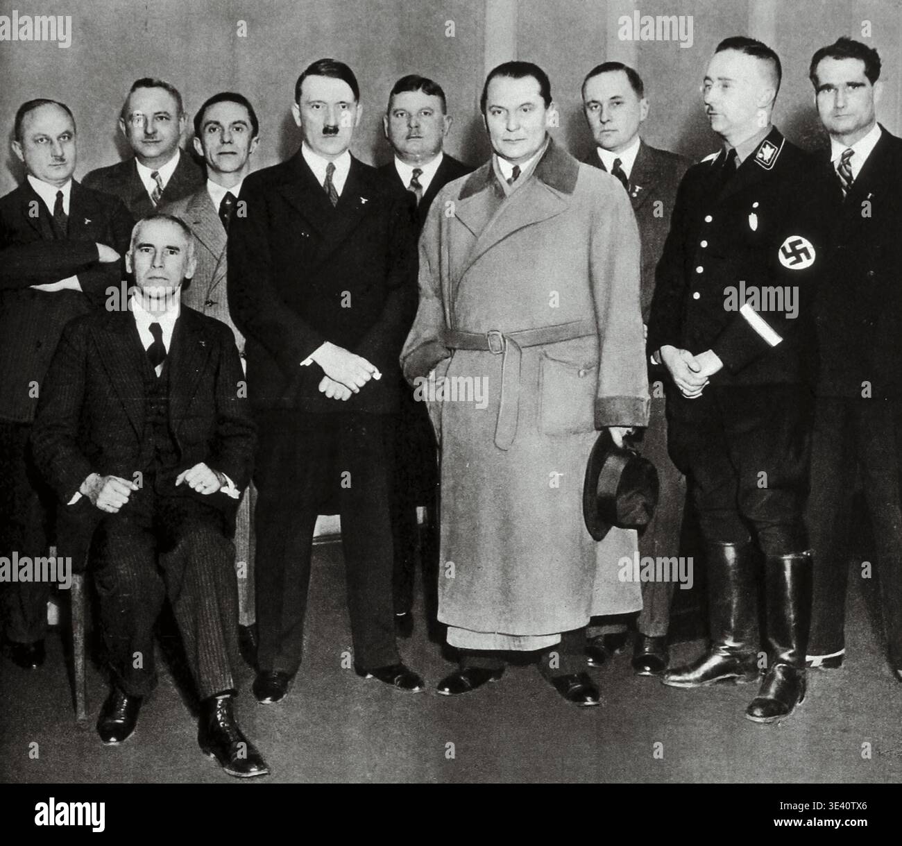 Le jour de sa nomination en tant que chancelier du Reich le 30 janvier 1933, une photographie de l’état-major du Führer – prise pendant la prise de pouvoir nazie – montre, de gauche à droite, Oberpräsident Wilhelm Kube, ministre de la Justice Hanns Kerrl, ministre Joseph Goebbels, Adolf Hitler, chef d’état-major Ernst Röhm, Ministerpräsident Hermann Göring, ministre Walther Darré, Reichsführer Führer-SS Heinrich Himmler et le député Rudolf Hess, avec le ministre Wilhelm Frick assis au front. Banque D'Images