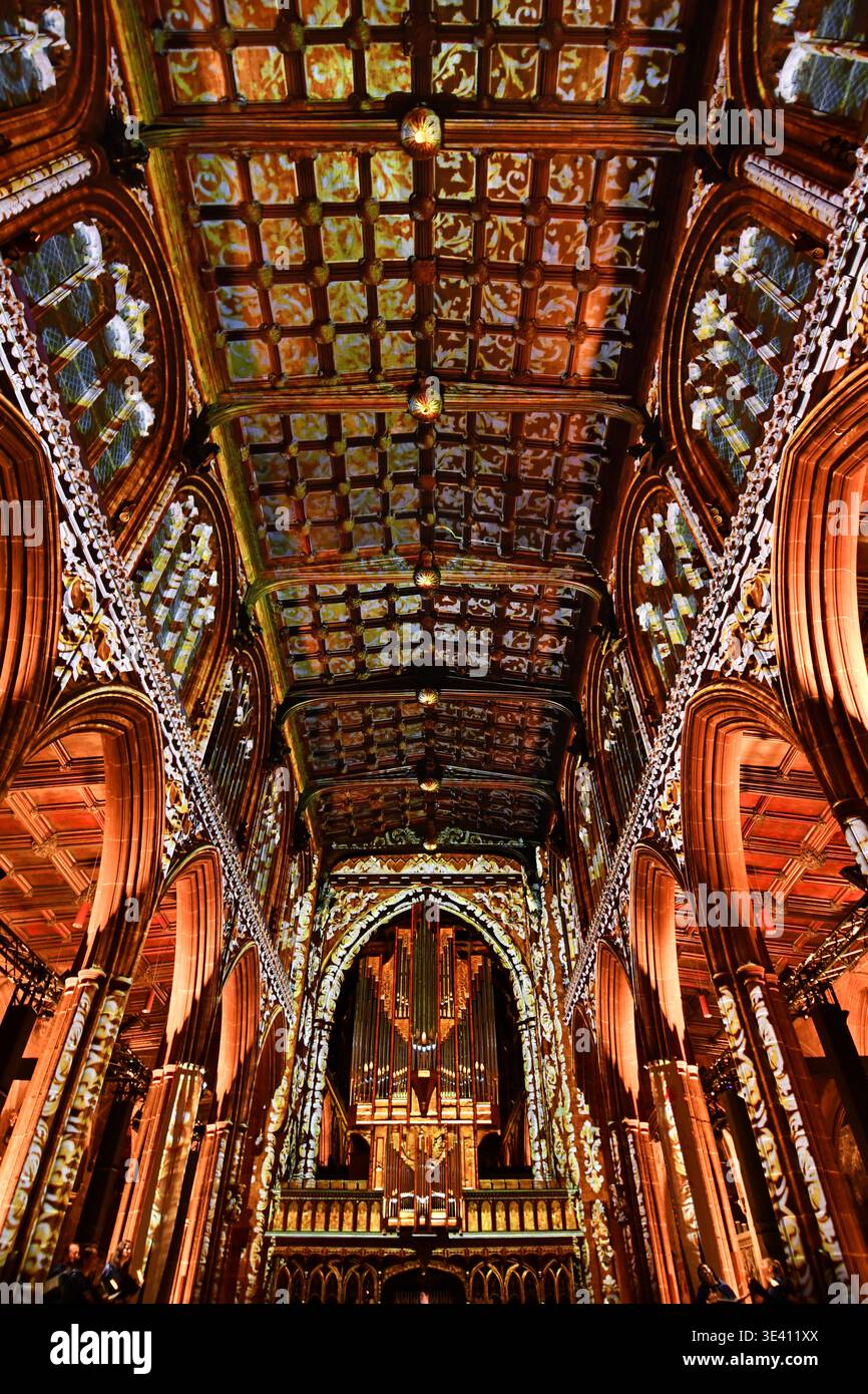 Spectacle de lumière « luminescence » à la cathédrale de Manchester Banque D'Images