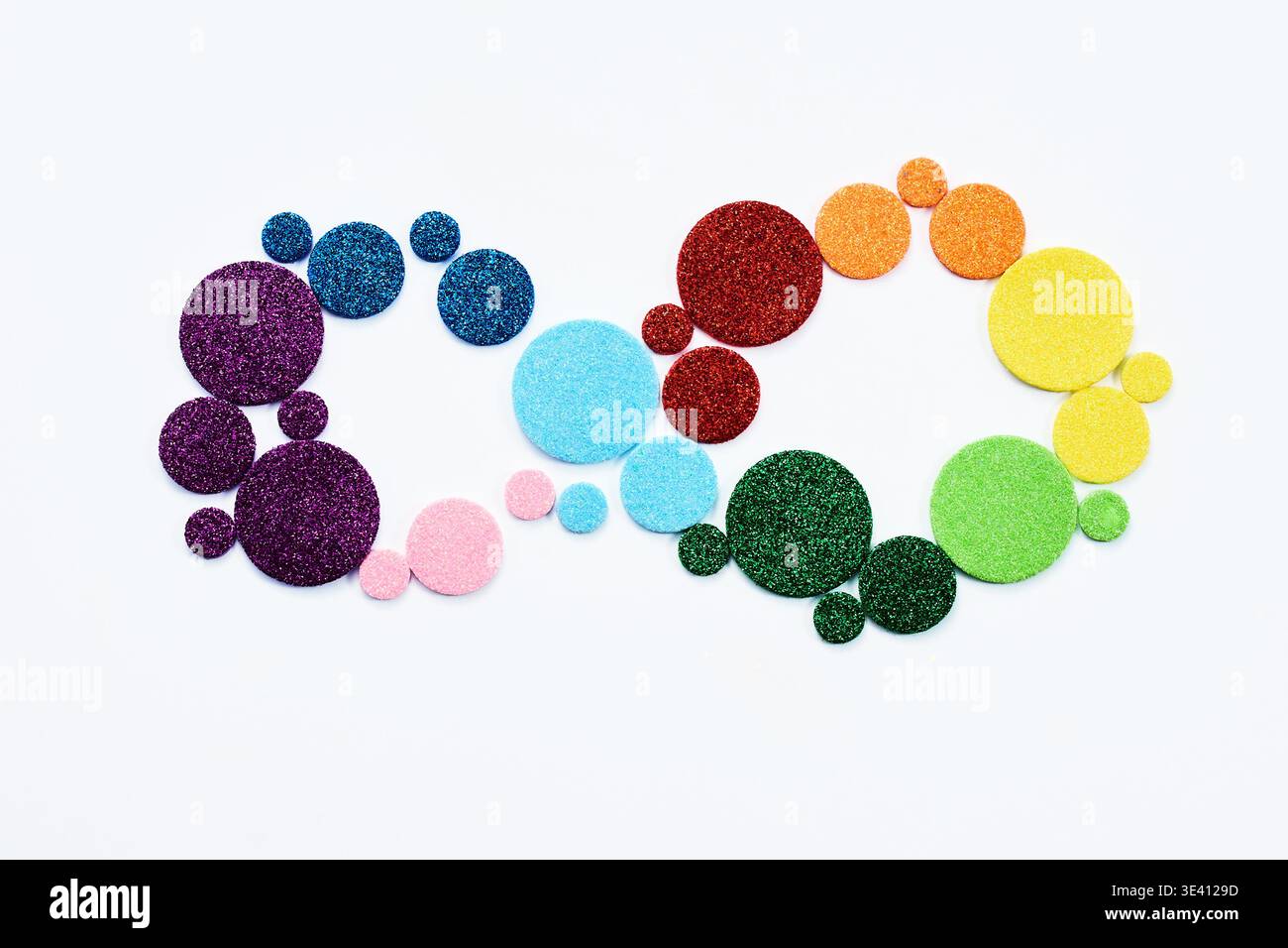 Conscience de l'autisme, symbole de l'infini de la neurodiversité avec des points de paillettes colorés Banque D'Images