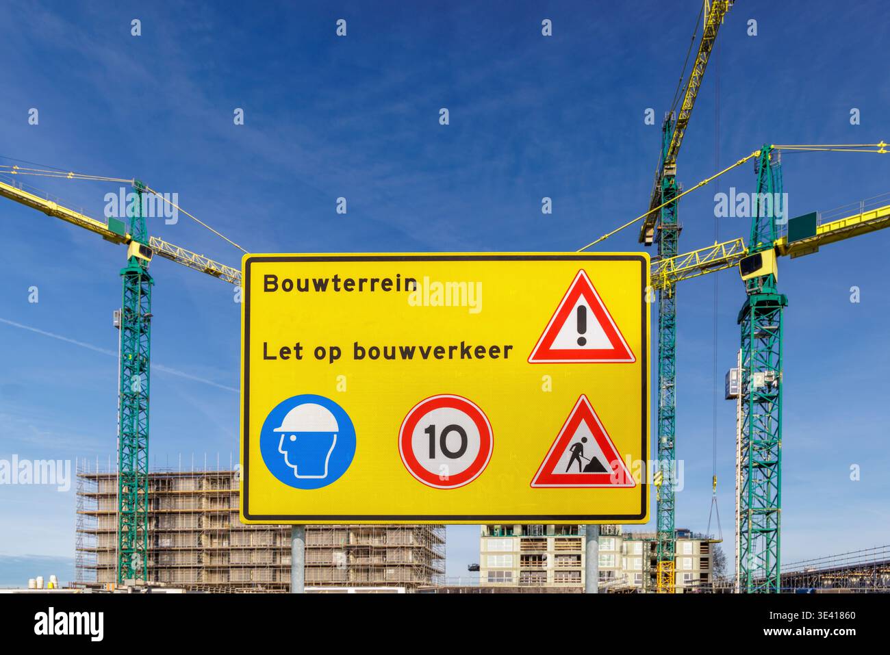 Chantier de construction avec panneau avec le texte néerlandais 'chantier de construction : attention au trafic de construction' Banque D'Images