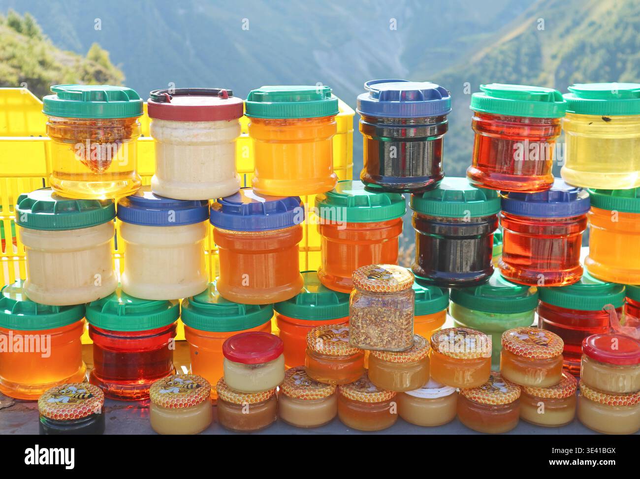 Piles de pots de miel naturel et d'autres abeilles produit dans un étal local de Géorgie Banque D'Images