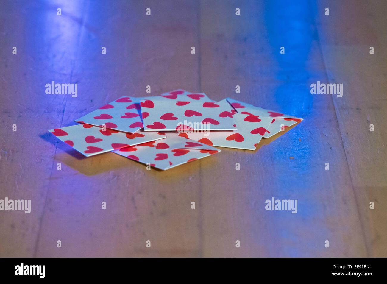 Scène détaillée de cartes lumineuses en forme de coeur sur bois illuminé par le néon Banque D'Images