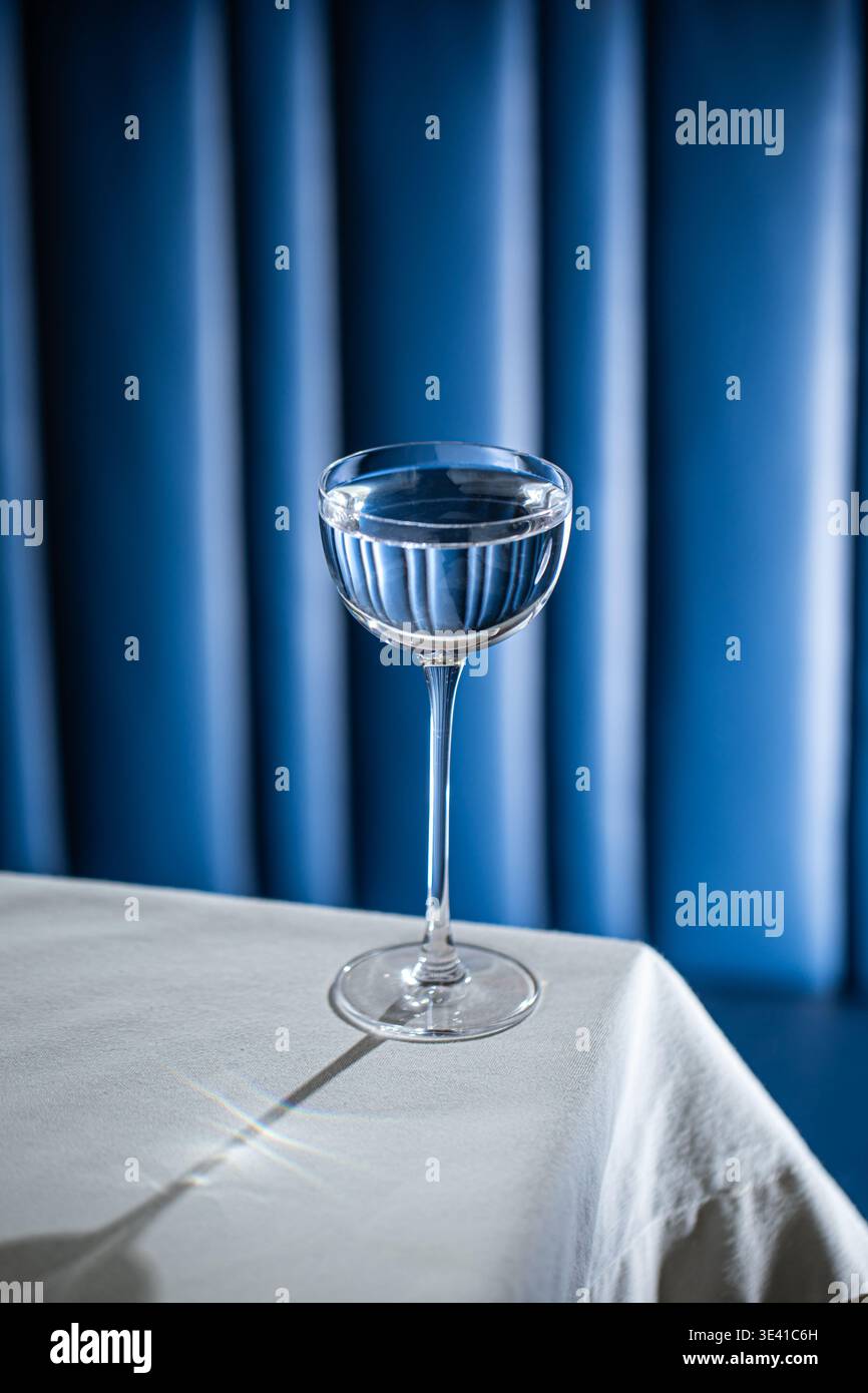 Cocktail clair dans un verre élégant sur la table Banque D'Images