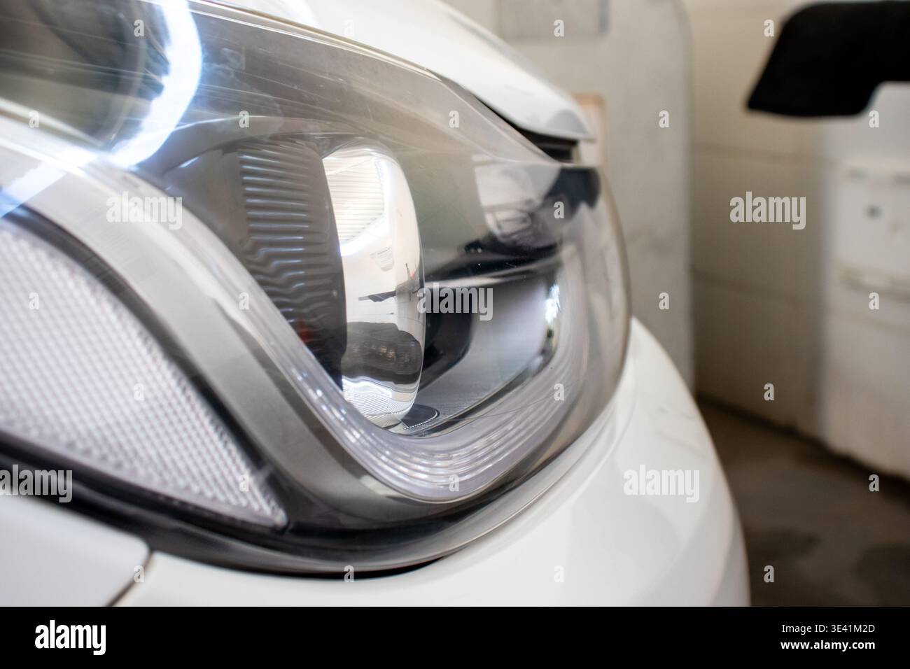 Gros plan d'un phare de voiture blanc avec éclairage LED. Banque D'Images