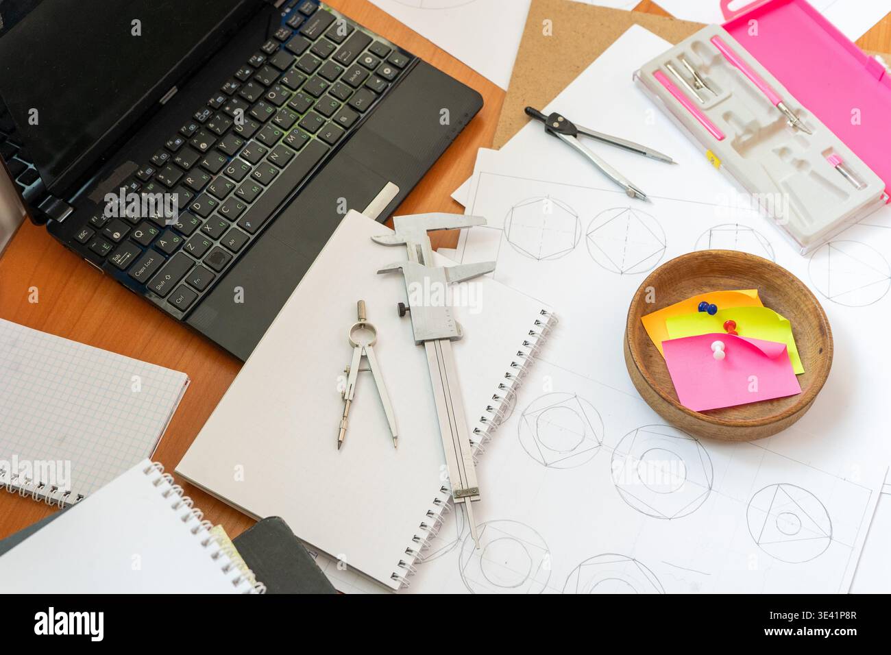 Ingénieur espace de travail ordinateur portable, dessins techniques, pied à coulisse, compas outil de papeterie vue de dessus Bureau d'architecte esquisses géométriques séparateurs. Ingénierie et dessin professionnels Banque D'Images