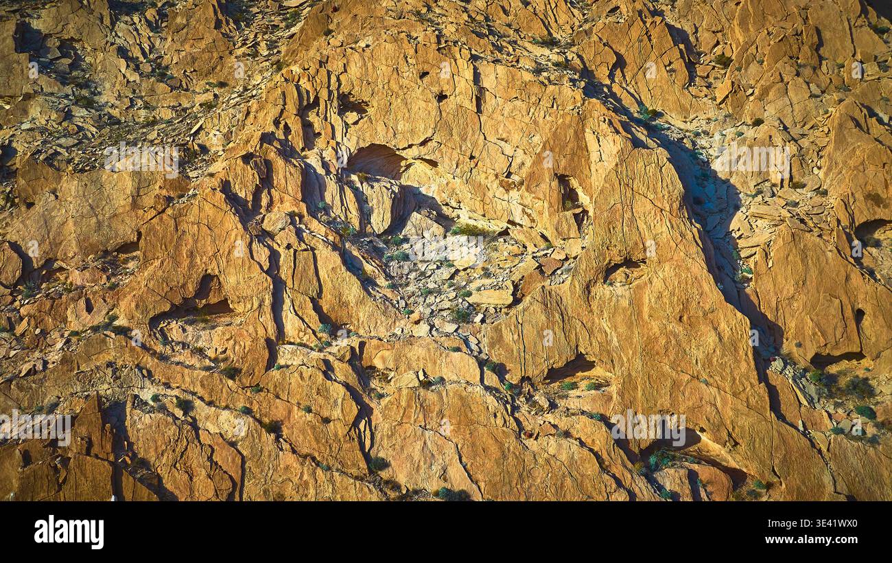 Texture aérienne de la face rocheuse du désert et falaises ensoleillées dans le Nevada Banque D'Images