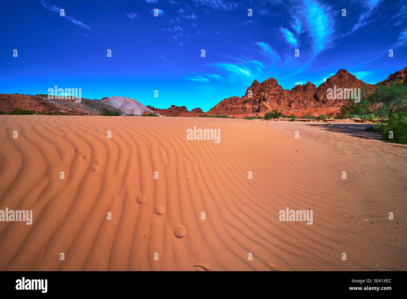 Les dunes de sable dessinent les montagnes Red Rock et le paysage spectaculaire du désert du Nevada Sky Banque D'Images