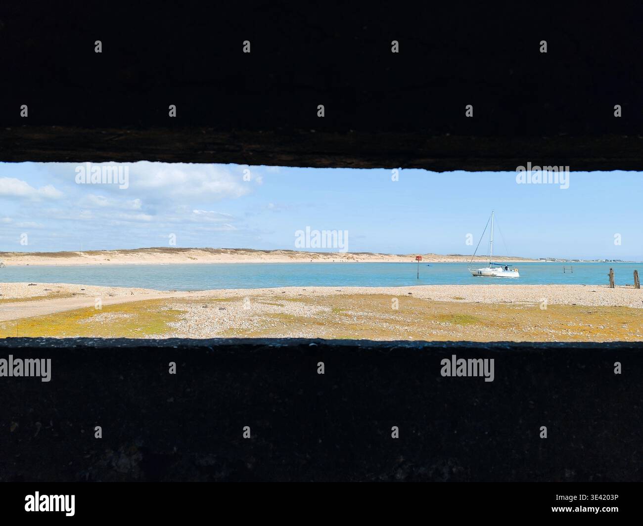 Vue de Camber Sands depuis l'intérieur de la Pill Box de la seconde Guerre mondiale, réserve naturelle de Rye Harbour, Sussex, Royaume-Uni Banque D'Images