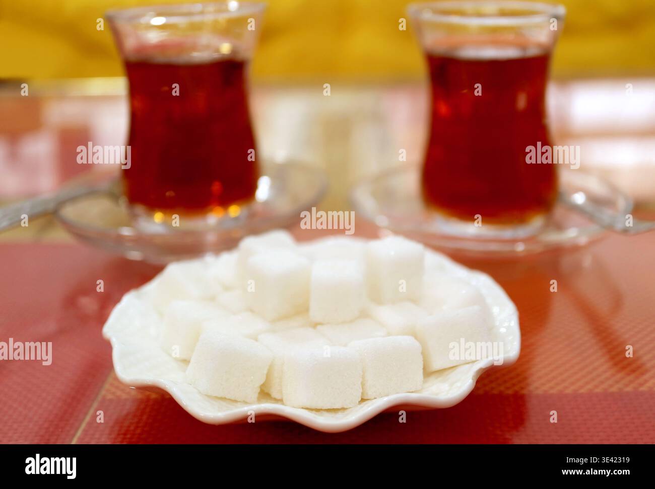 Des cubes de sucre avec du thé turc, un symbole d'hospitalité - doux dans la tradition, mais un rappel de la santé consciente Banque D'Images