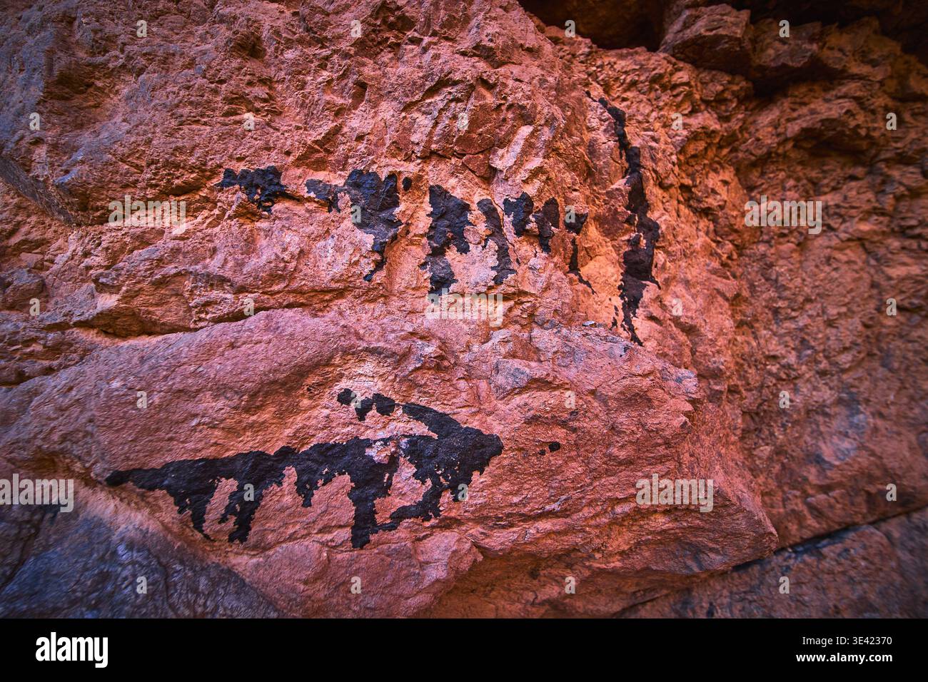 Marqueur de flèche sur la face texturée de falaise de grès dans le désert du Nevada Banque D'Images