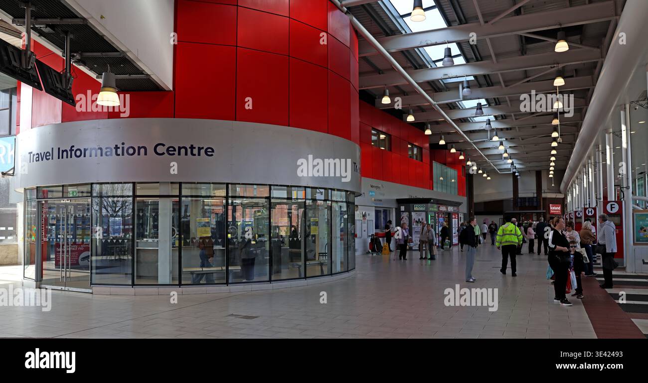 Intérieur de l'échangeur d'autobus de Warrington, montrant le centre d'information de voyage, le hall des passagers, les stands et la fréquentation des navetteurs. Banque D'Images
