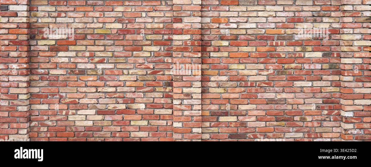 Mur de briques panoramique fait de briques de différentes couleurs avec des piliers muraux saillants Banque D'Images