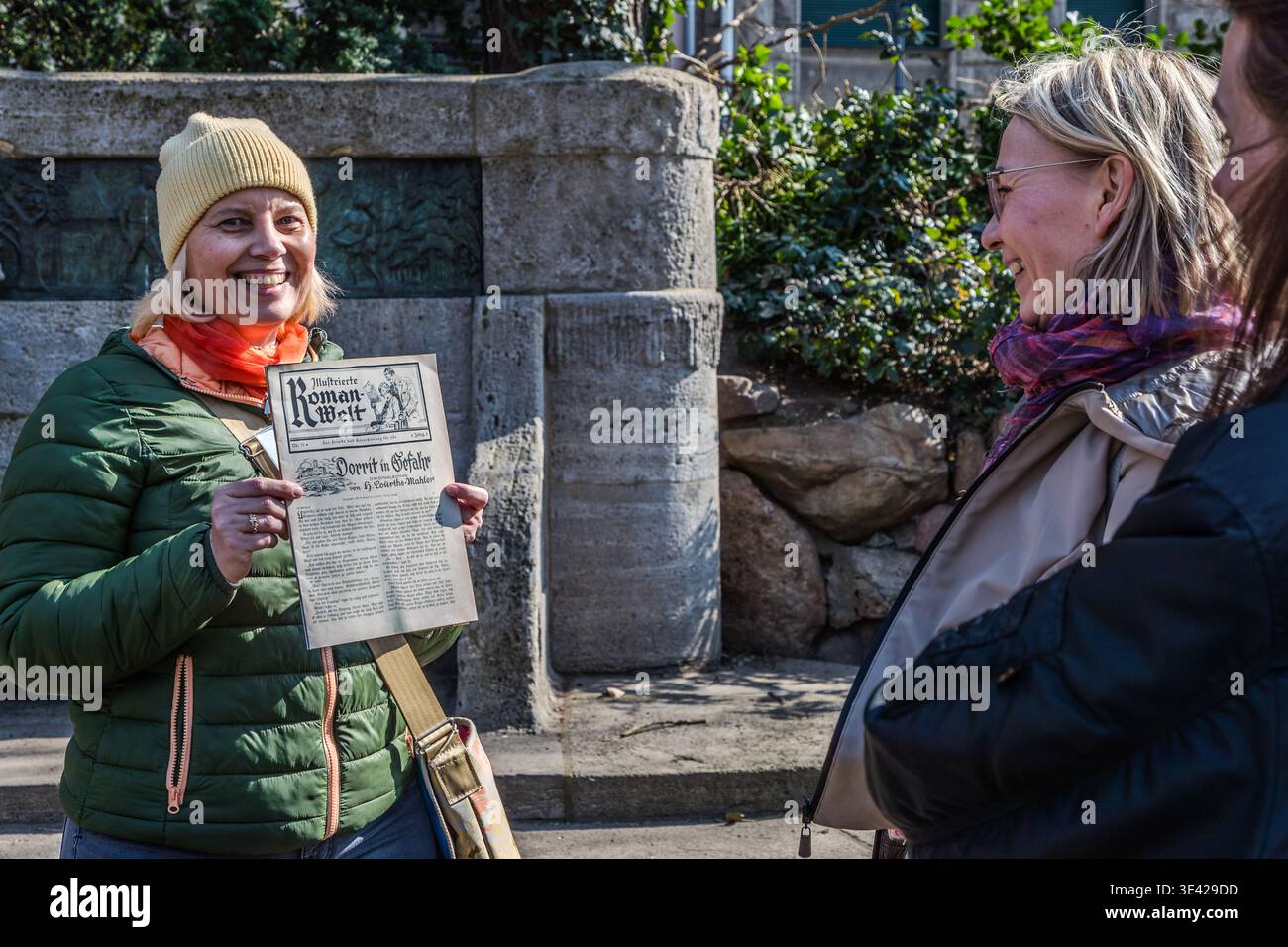 Daniela Neumann, guide touristique, mène une visite de la ville axée sur les femmes de Leipzig, explorant « les contes de fées, les drames et les BEST-sellers ». Le thème central de la tournée est les femmes qui ont écrit au moins un livre. Devant la fontaine du conte de fées, la vie et l’œuvre de Hedwig Courths-Mahler seront présentées. Leipzig, Saxe, Allemagne Banque D'Images