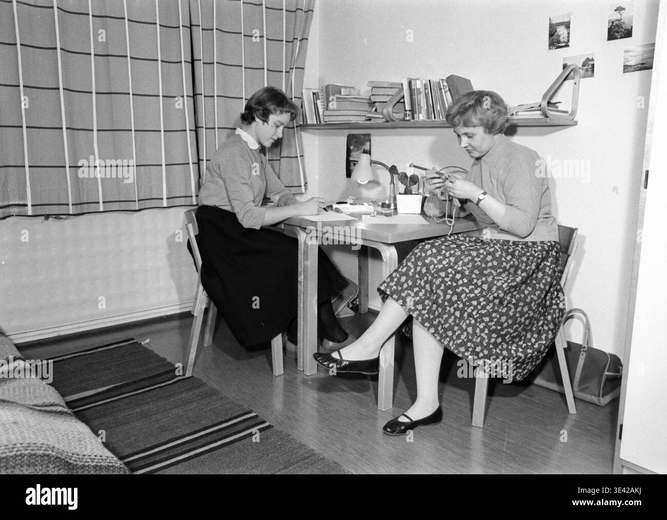 Deux femmes à la maison 1950s, salon, maison, 1950 europe Banque D'Images