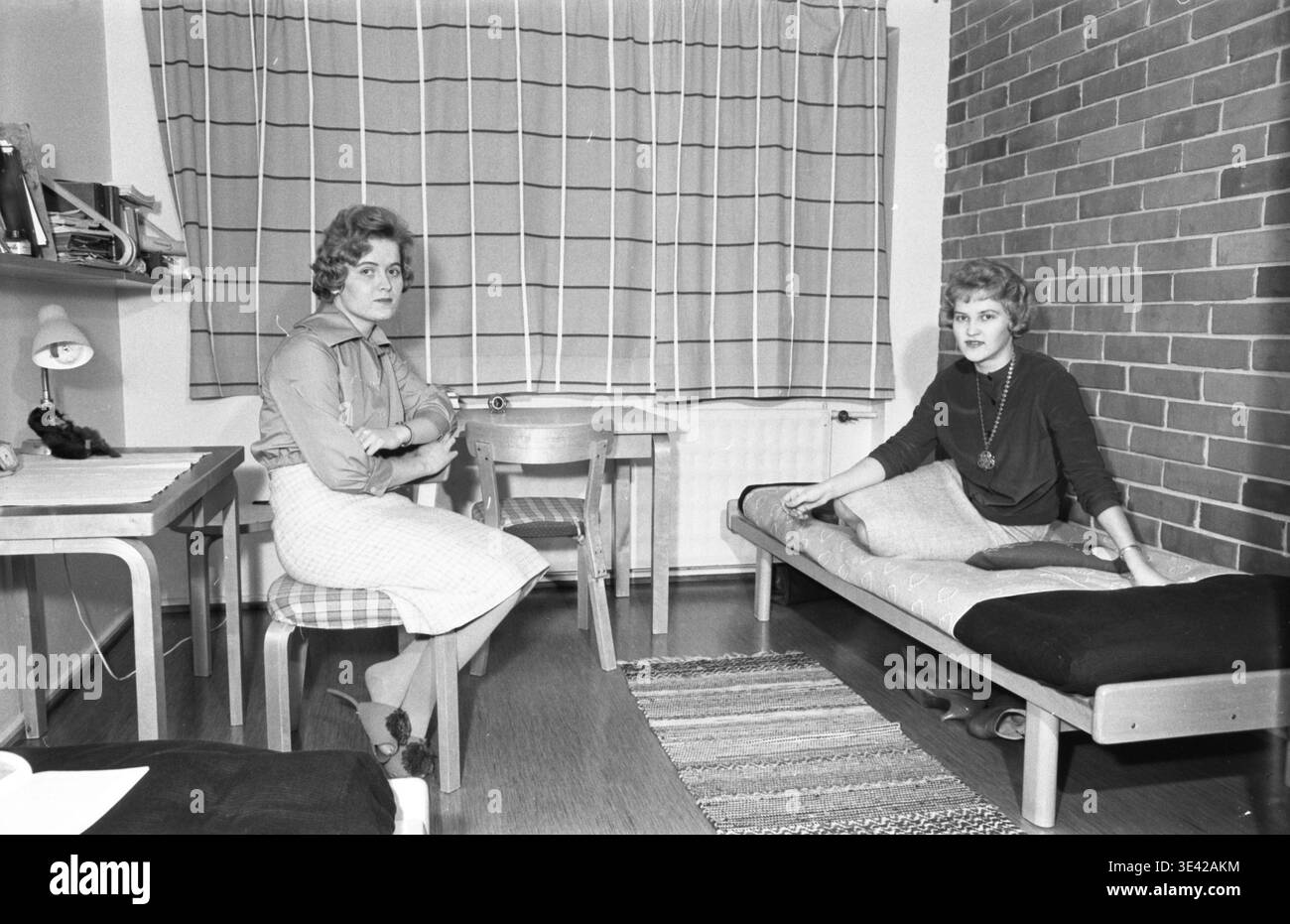 Deux femmes à la maison 1950s, salon, maison, 1950 europe Banque D'Images