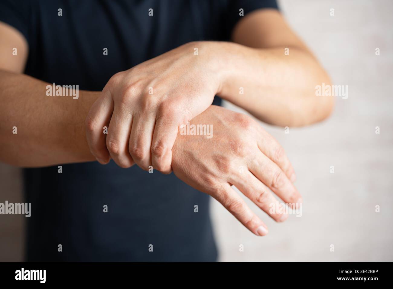 Concept du syndrome du canal carpien ou syndrome de Office. Gros plan sur les mains d'un homme âgé souffrant de douleurs au poignet. Rhumatisme, maladie neurologique. Banque D'Images