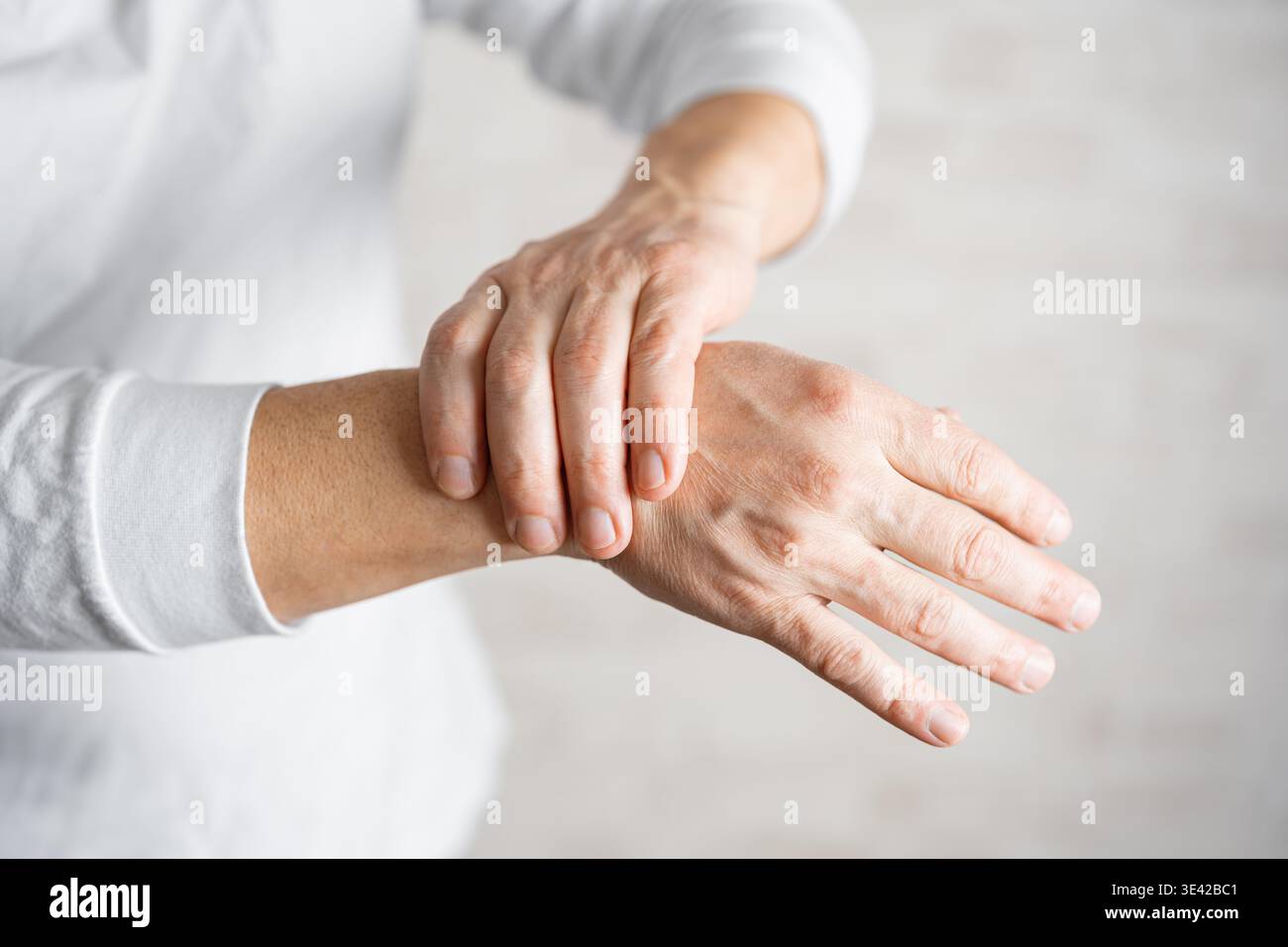 Concept du syndrome du canal carpien ou syndrome de Office. Gros plan sur les mains d'un homme âgé souffrant de douleurs au poignet. Rhumatisme, maladie neurologique. Banque D'Images