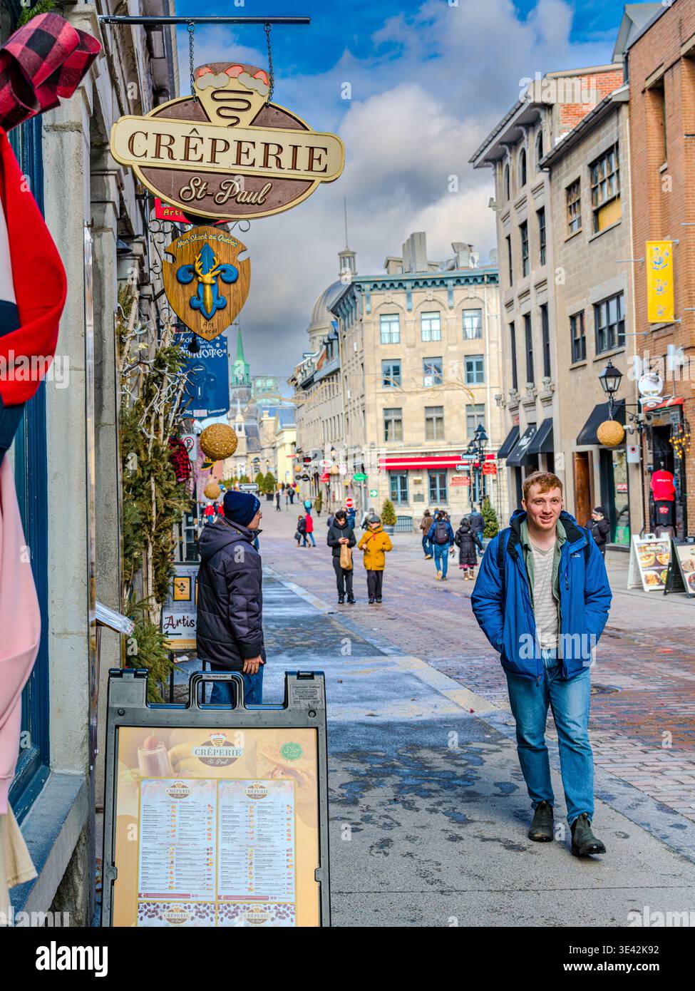 Vitrines colorées et boutiques touristiques le long d'une rue dans le Vieux-Montréal, Québec, Canada, avec des piétons qui font du shopping et explorent près du Vieux-Port Banque D'Images