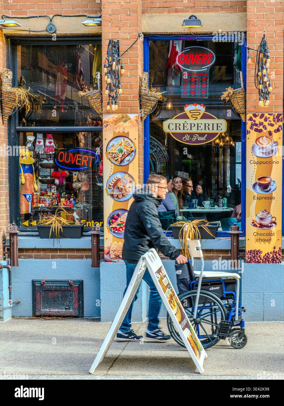 Vitrines colorées et boutiques touristiques le long d'une rue dans le Vieux-Montréal, Québec, Canada, avec des piétons qui font du shopping et explorent près du Vieux-Port Banque D'Images