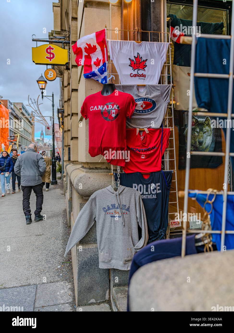 Vitrines colorées et boutiques touristiques le long d'une rue dans le Vieux-Montréal, Québec, Canada, avec des piétons qui font du shopping et explorent près du Vieux-Port Banque D'Images
