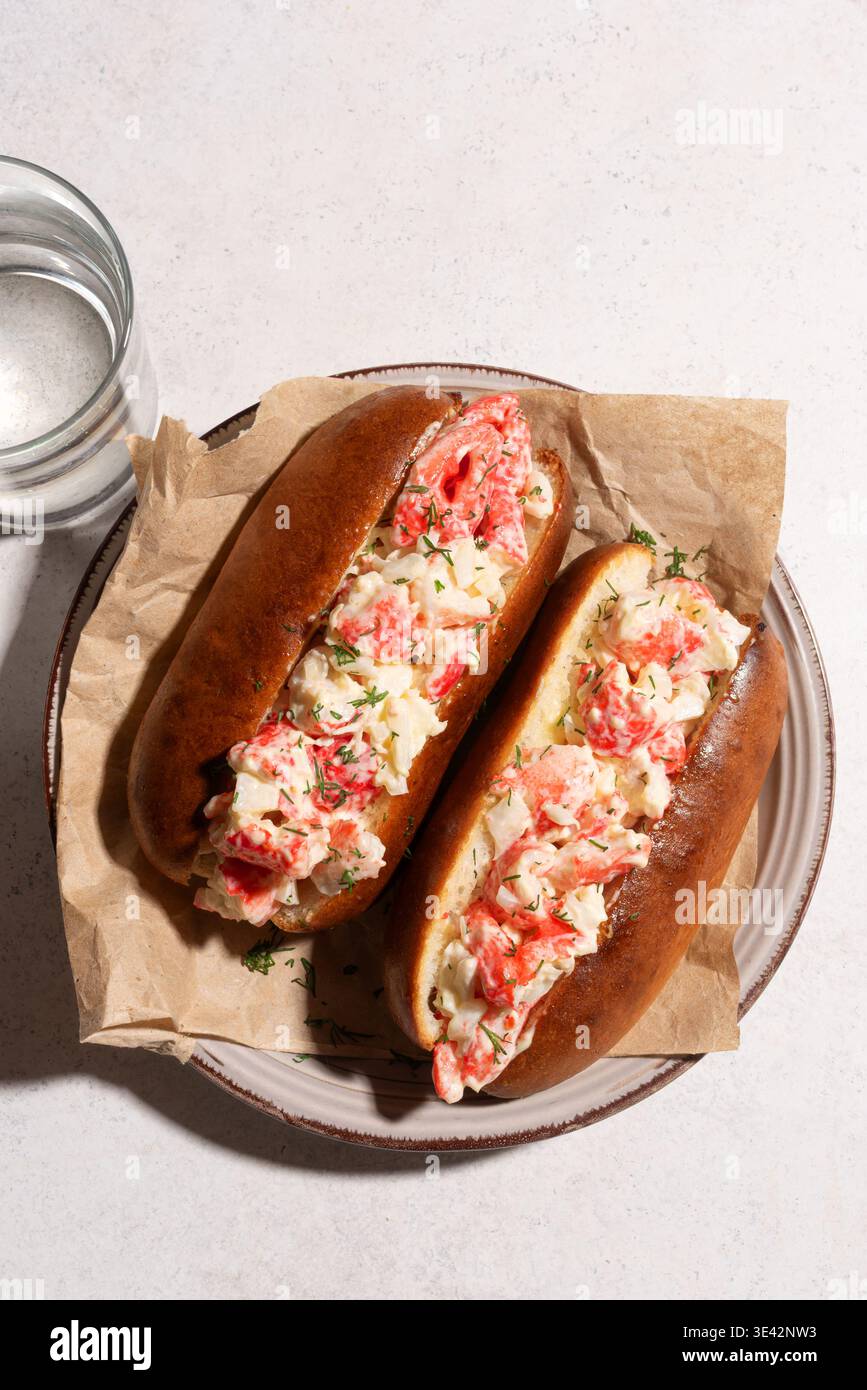 Rouleau de homard. Sandwich américain classique traditionnel. Repas classique de Nouvelle-Angleterre. Homard frais du Maine avec mayonnaise et céleri servi dans un rouleau grillé. Banque D'Images