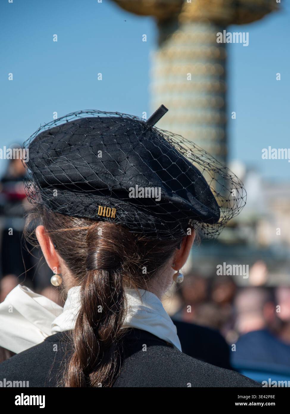Femme par derrière portant un béret Dior à Paris Banque D'Images