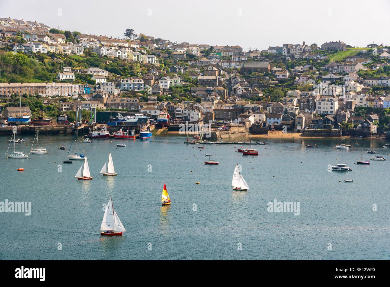 Vue sur le village côtier de Polruan de l'autre côté de la rivière Fowey, Cornouailles, Royaume-Uni Banque D'Images