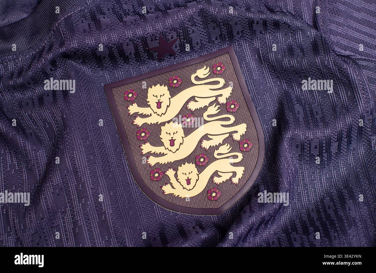 Kiev, Ukraine - 18 septembre 2025 : écusson de l'équipe nationale de football d'Angleterre avec l'emblème des trois lions sur tissu violet, image éditoriale en gros plan. Banque D'Images