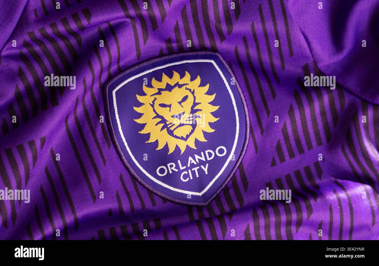 Kiev, Ukraine - 9 août 2025 : gros plan du maillot de sport violet avec le logo de l'équipe de football d'Orlando City avec un emblème de lion doré. Banque D'Images