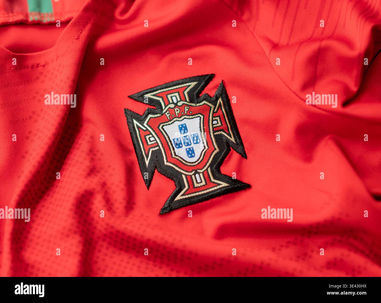 Kiev, Ukraine, 7 mai 2025. Maillot de football du Portugal avec écusson brodé de l'équipe nationale, symbolisant la fierté nationale et l'identité sportive. Banque D'Images