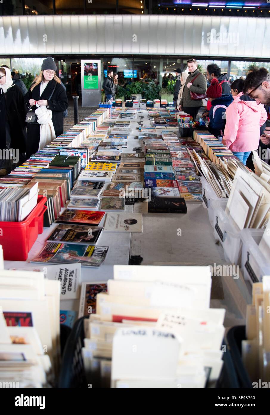 Les acheteurs explorent des tables remplies de livres usagés au bfi southbank Undercroft Market à londres, au Royaume-Uni Banque D'Images