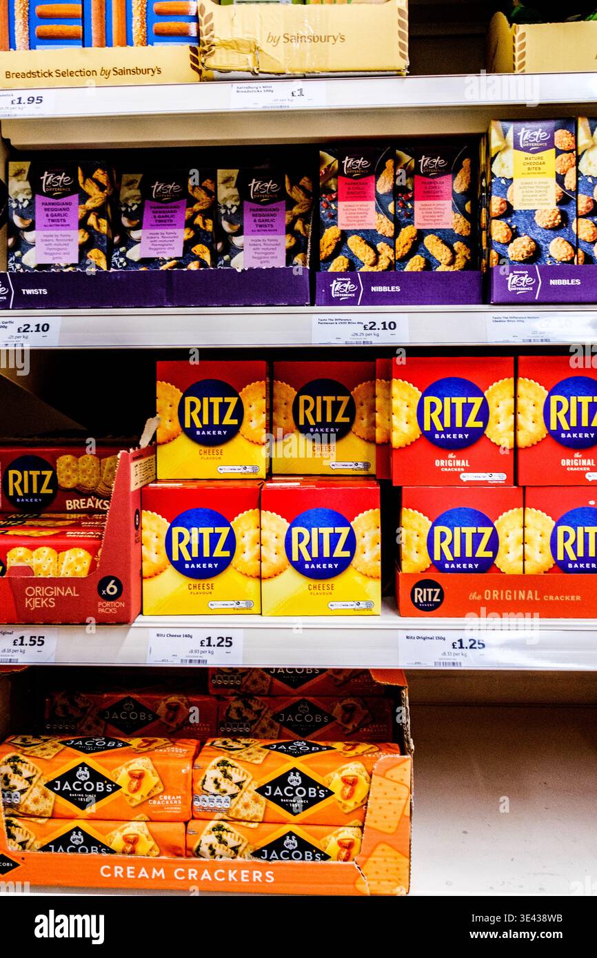 Londres Royaume-Uni mars 25 2026, supermarché affichage des crackers et biscuits populaires Ritz et Jacobs Banque D'Images