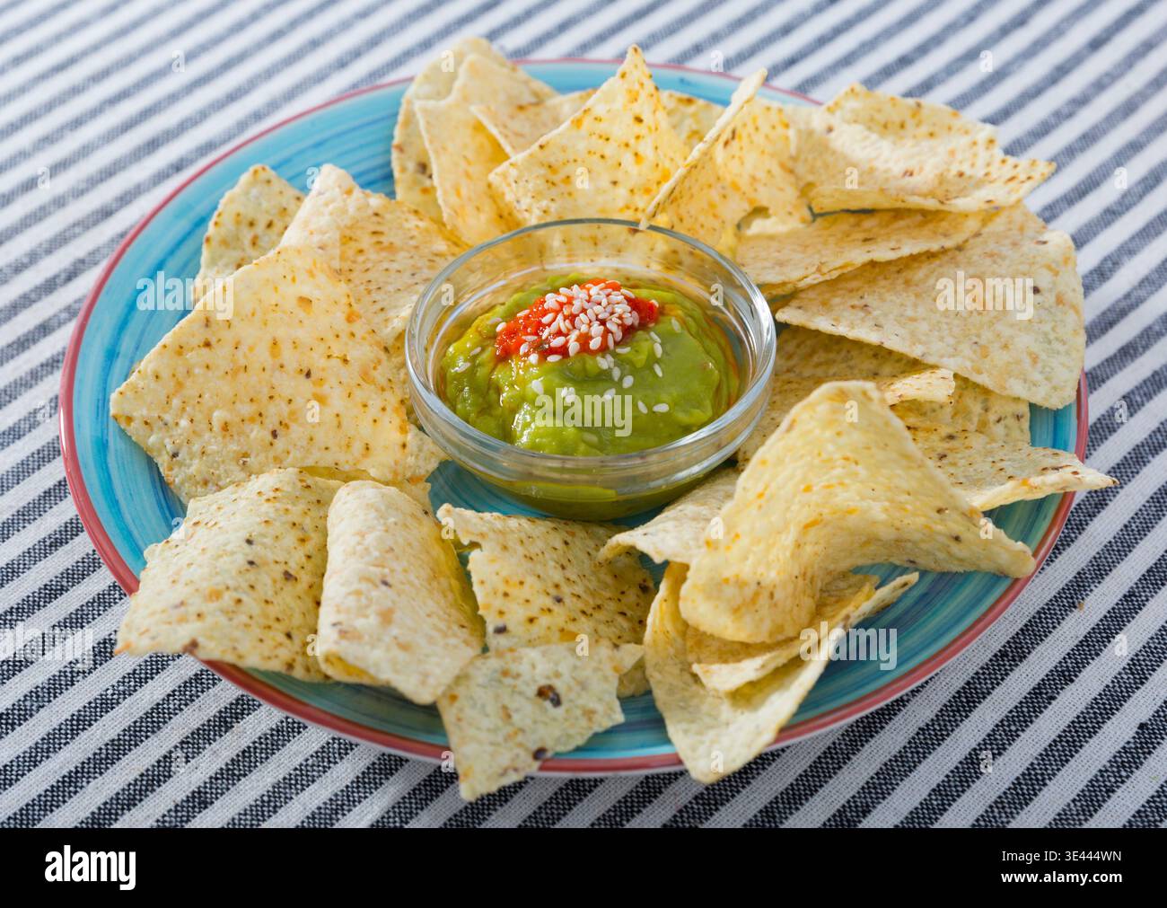 Nachos avec guacamole sur plateau bleu Banque D'Images