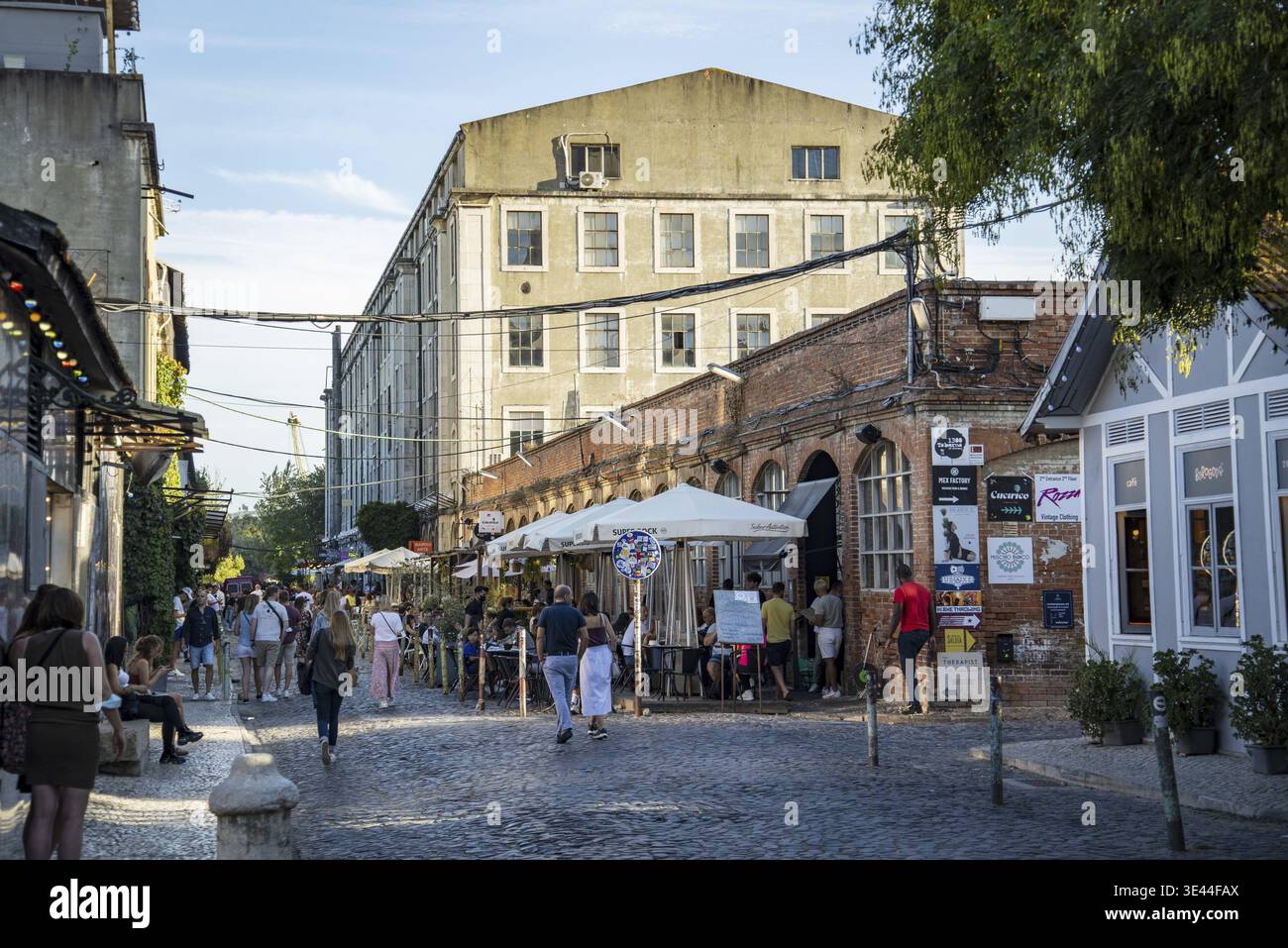 La vieille ville des usines à Alcantara, la nouvelle usine LX est aujourd'hui un centre d'art moderne branché avec des restaurants et des bars près de la ville de Lisbonne au Portugal. Banque D'Images