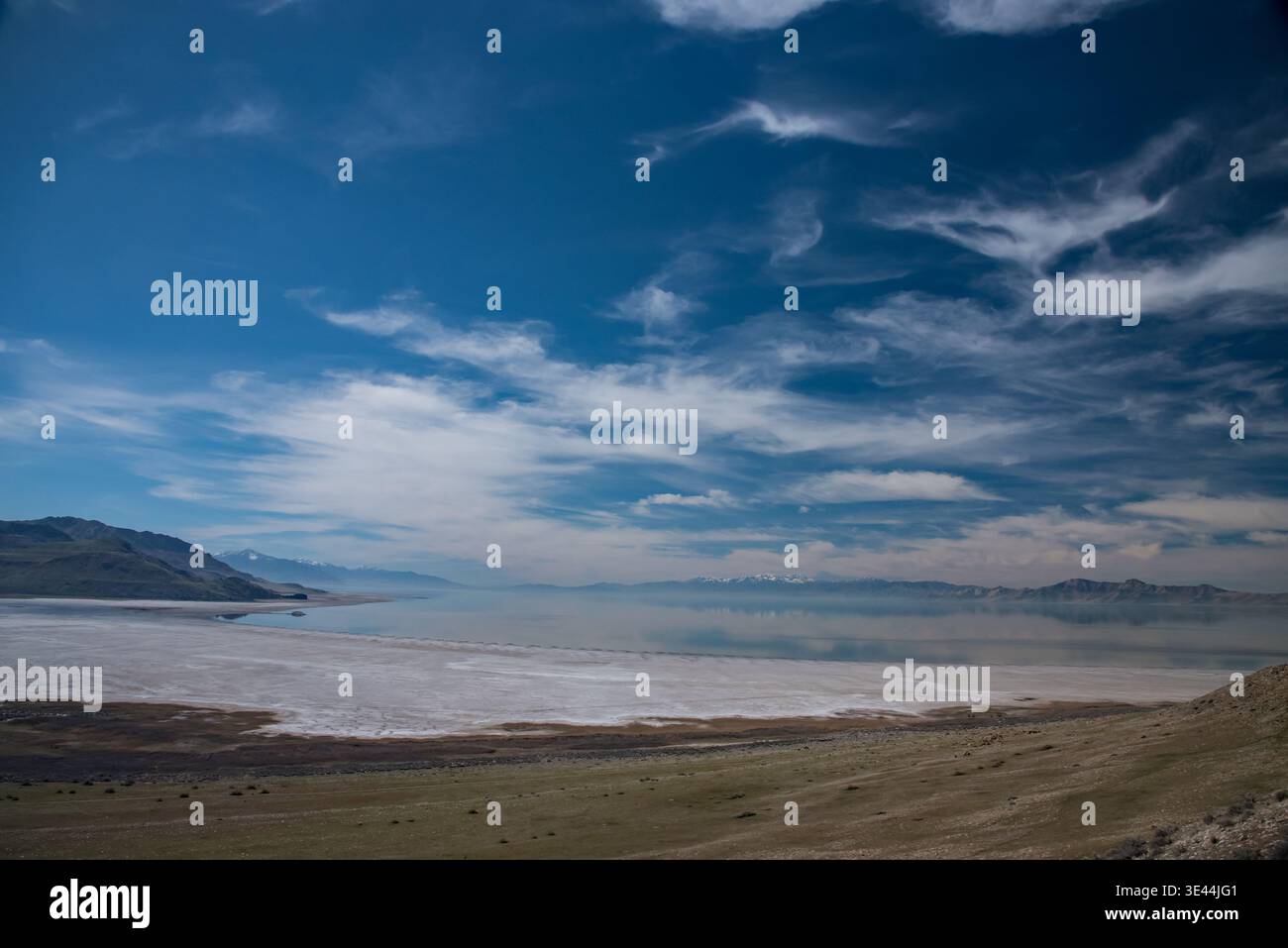 Vue vers le sud depuis le parc national d'Antelope Island, au grand lac salé en voie de disparition. Le lac est presque à son niveau le plus bas de l'histoire. Banque D'Images