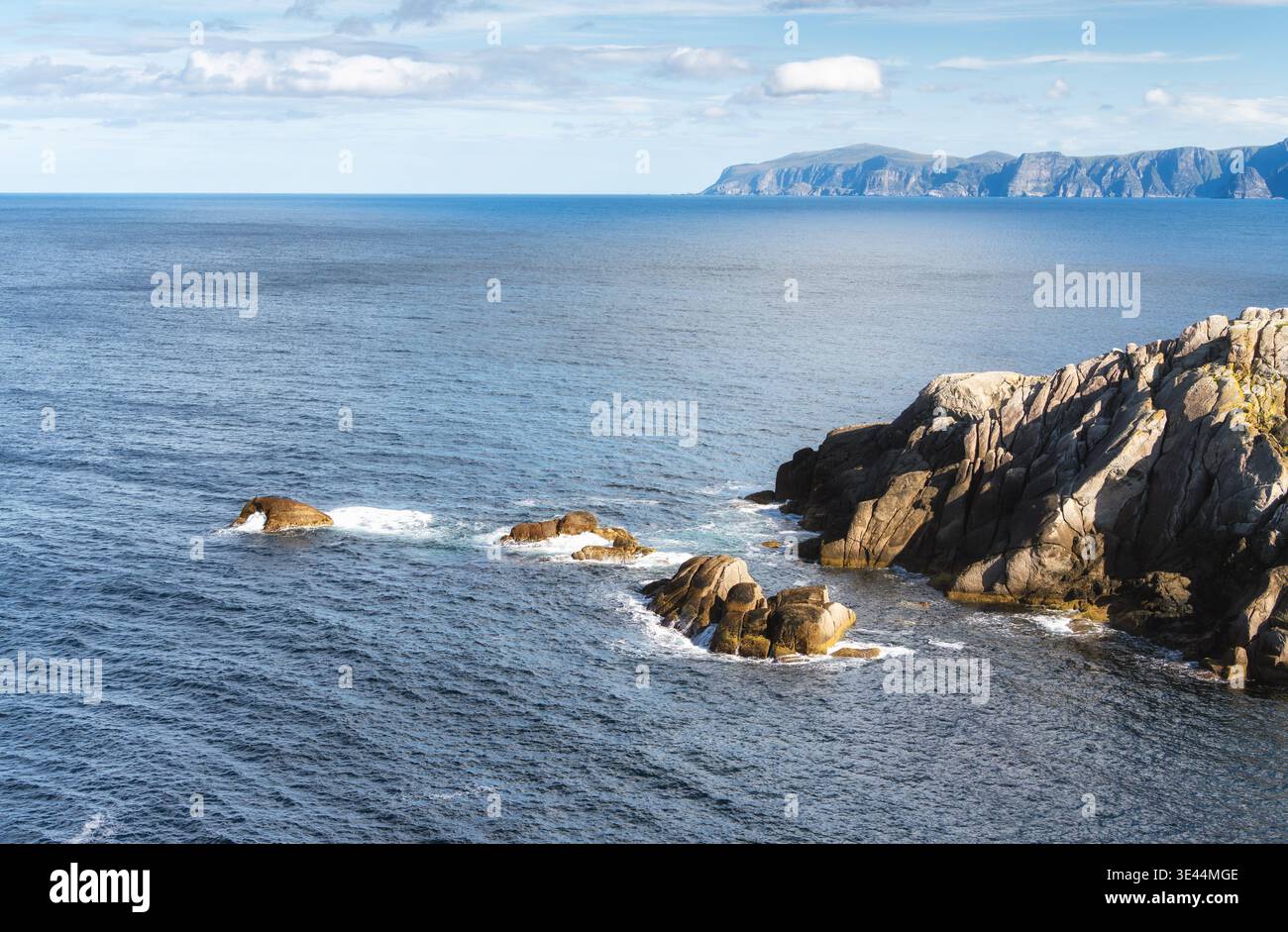 Exposition Atlantique Norvège terrain rocheux. Côte ouverte face aux forces du vent et de l’océan, révélant la puissance brute et la vulnérabilité du paysage. Voyage, explo Banque D'Images