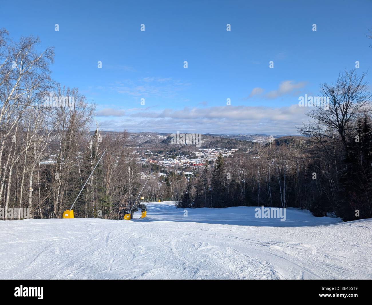 Une vue imprenable d'une piste de ski et d'un télésiège près de la ville de Mont-Tremblant, Québec. Beaux arbres enneigés, pentes et forêts - Image de stock capturée avec un smartphone