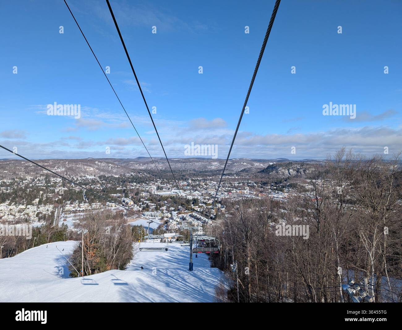 Une vue imprenable d'une piste de ski et d'un télésiège près de la ville de Mont-Tremblant, Québec. Beaux arbres enneigés, pentes et forêts - Image de stock capturée avec un smartphone