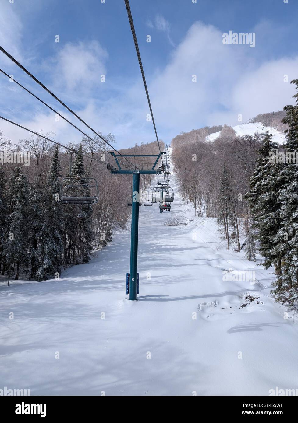 Une vue imprenable d'une piste de ski et d'un télésiège près de la ville de Mont-Tremblant, Québec. Beaux arbres enneigés, pentes et forêts - Image de stock capturée avec un smartphone