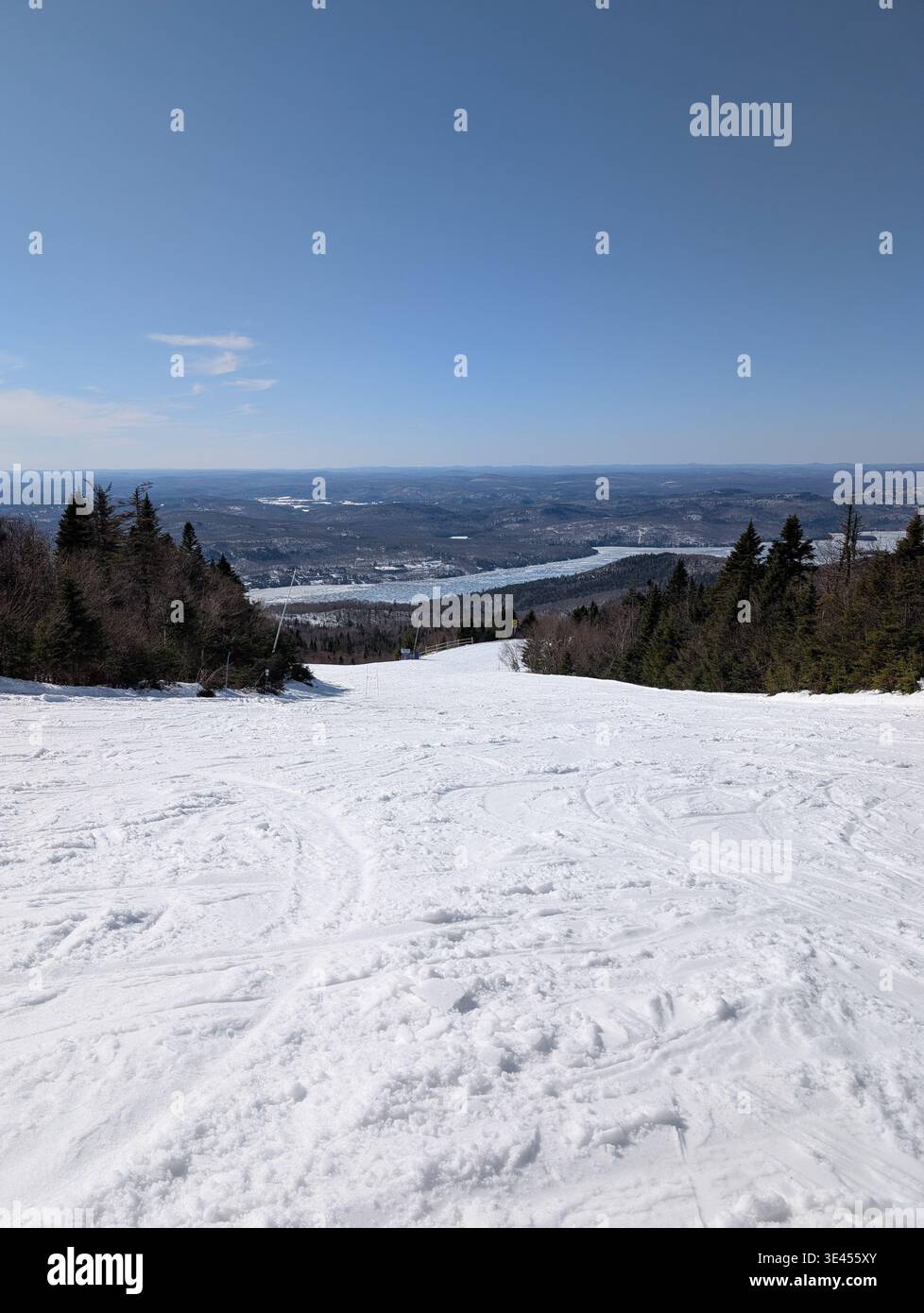 Une vue imprenable d'une piste de ski et d'un télésiège près de la ville de Mont-Tremblant, Québec. Beaux arbres enneigés, pentes et forêts - Image de stock capturée avec un smartphone