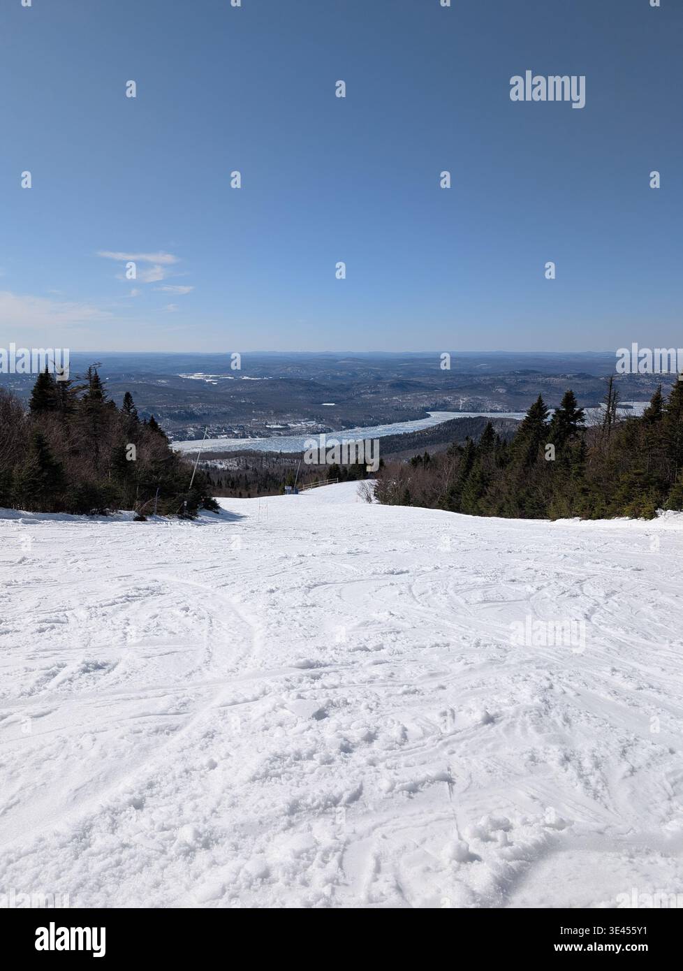 Une vue imprenable d'une piste de ski et d'un télésiège près de la ville de Mont-Tremblant, Québec. Beaux arbres enneigés, pentes et forêts - Image de stock capturée avec un smartphone