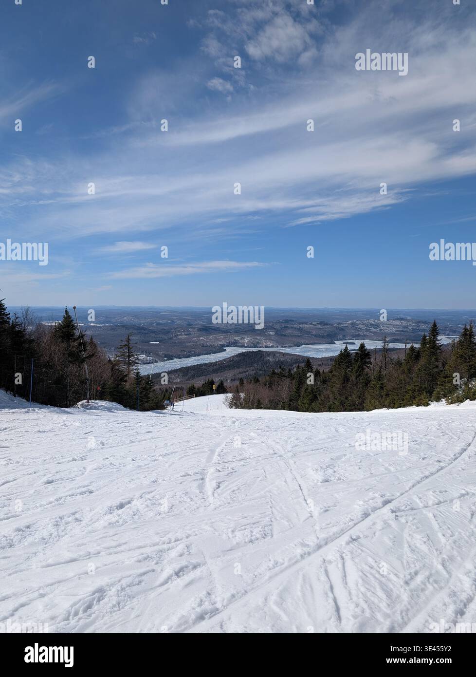 Une vue imprenable d'une piste de ski et d'un télésiège près de la ville de Mont-Tremblant, Québec. Beaux arbres enneigés, pentes et forêts - Image de stock capturée avec un smartphone