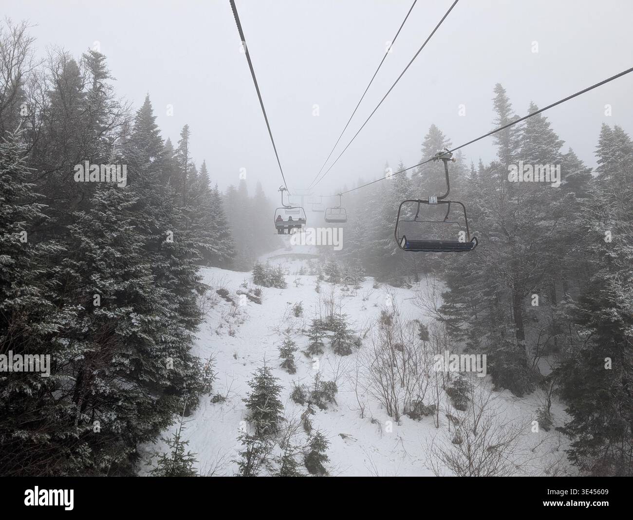 Une vue imprenable d'une piste de ski et d'un télésiège près de la ville de Mont-Tremblant, Québec. Beaux arbres enneigés, pentes et forêts - Image de stock capturée avec un smartphone
