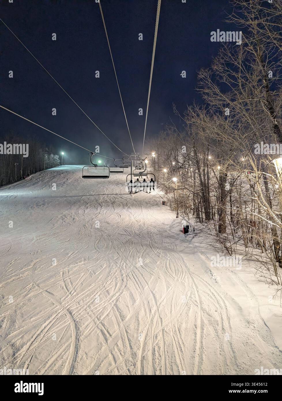 Une vue imprenable d'une piste de ski et d'un télésiège près de la ville de Mont-Tremblant, Québec. Beaux arbres enneigés, pentes et forêts - Image de stock capturée avec un smartphone