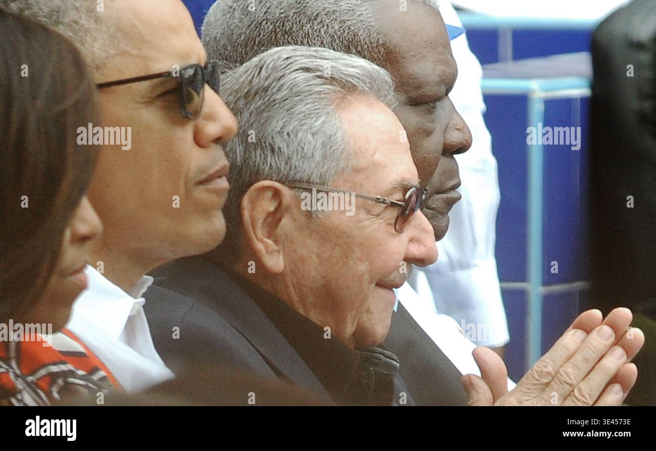 L'ancien président américain Barack Obama (2e à partir de la gauche), l'ancien président cubain Raul Castro (au centre) et Juan Esteban Lazo Hernandez, 18e président du Conseil d'État (à droite) assistent à une rencontre de baseball entre les Rays de Tampa Bay des États-Unis et l'équipe nationale cubaine à l'Estadio Latinamericano. Banque D'Images