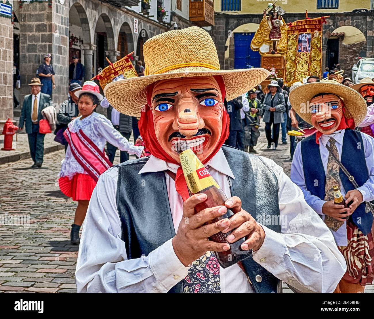 CUSCO, PÉROU - 29 SEPTEMBRE 2023 : un participant à une procession religieuse de rue à Cusco, Pérou porte un masque et porte une bouteille de bière. Banque D'Images