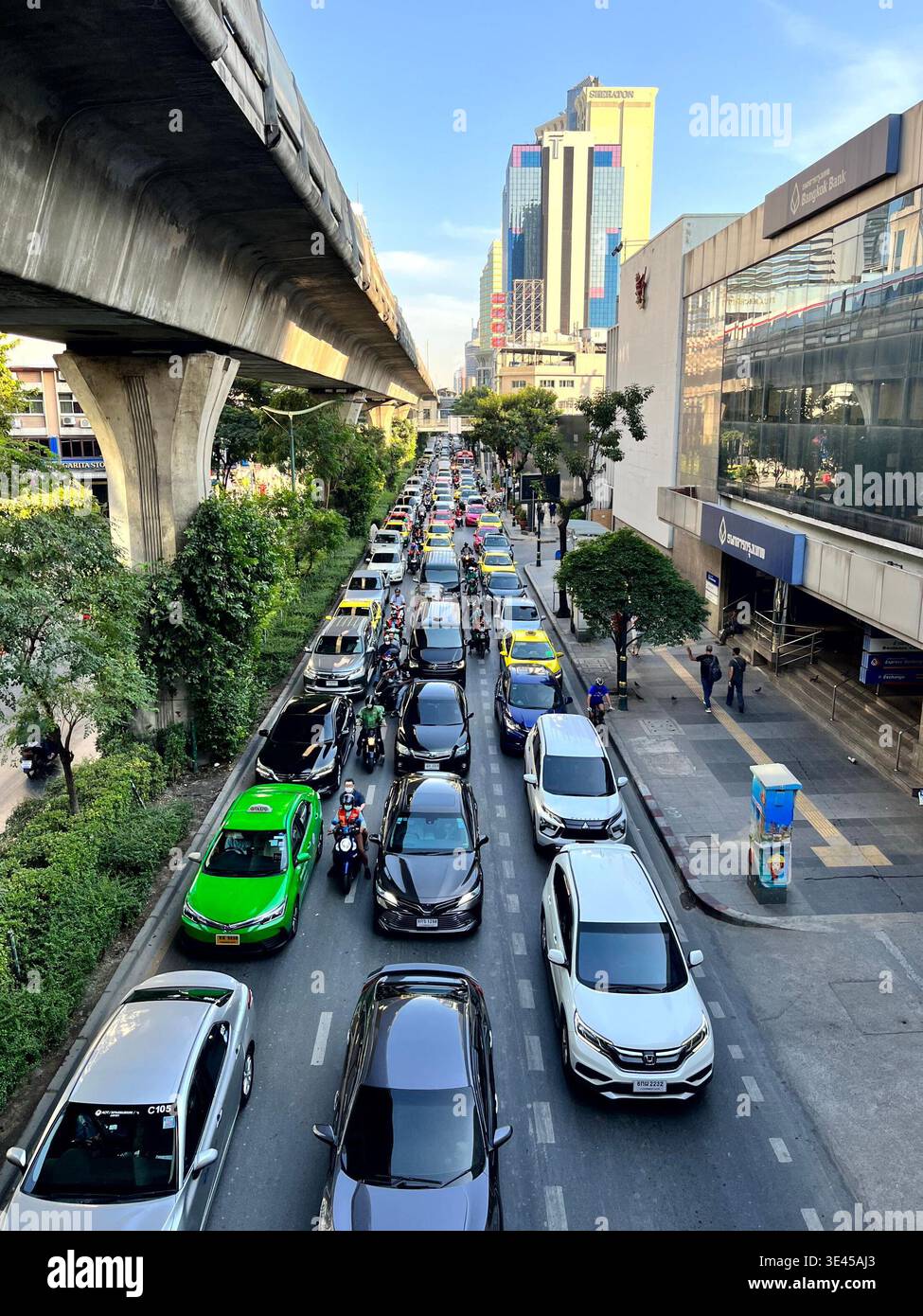 Embouteillage dense sur Bangkok City Road sous le Skytrain BTS surélevé - Image de stock capturée avec un smartphone