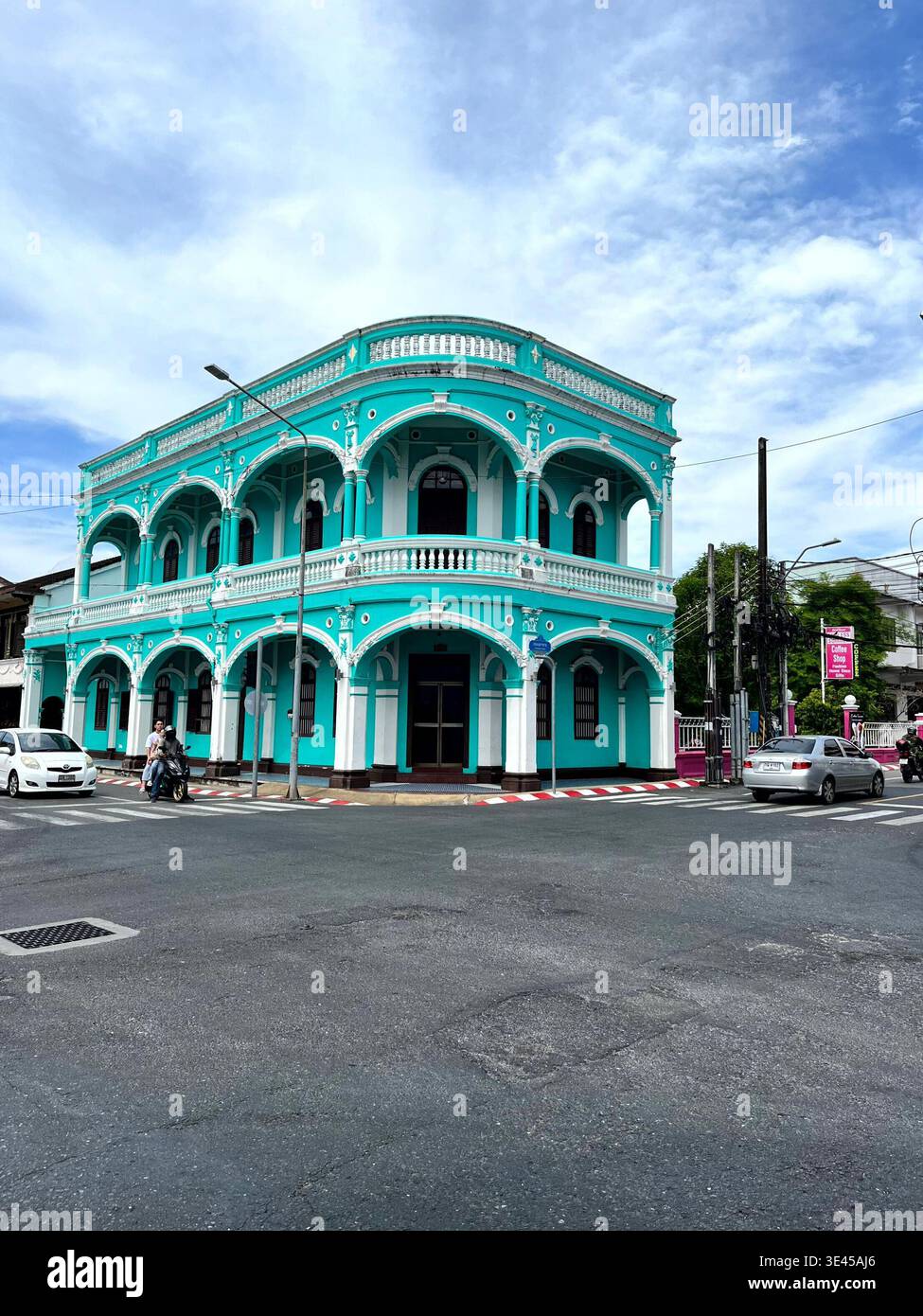 Emblématique Turquoise Sino-Portugais Corner Building dans la vieille ville de Phuket - Image de stock capturée avec un smartphone